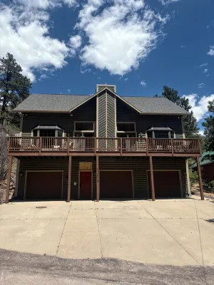 5 bd 4 bth, AC, fireplace, hikes, waterfalls, salt water hot tub, walk to town!