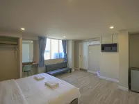 The Sea Bangsaen Hotel 원나파 비치 주변 호텔