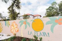 “La Playa” Downtown Brunswick Beach Cottage - near St. Simons & Jekyll