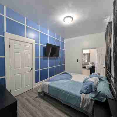 Spacious 6-bedroom house in Evansville Rooms