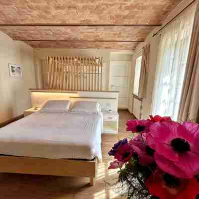 Living according to Nature, with comforts, 2 steps from the center & the highway Rooms