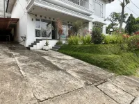 Urbanview Golden Barbie Near Jawa Timur Park 2 Hotels in Batu