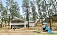 Luxury Elk palace with hot tube and pool table and playground for kids - 4-Star