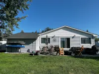 Charming 3-bedroom Lake Cottage with Dock, WiFi, & AC on enjoyable Houghton Lake - Boutique