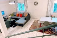 La Siesta Abidjan-Charming 2-bedroom Split-Mezzanine level apartment; WiFi-AC. - 2-نجوم
