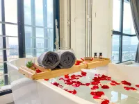 Midvalley Southkey Mosaic Suite by Nest Home - Hot Tub