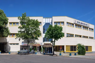 Hotel Berliner Bär Hotel berhampiran Stesen Kereta Api Bawah Tanah Ullsteinstraße