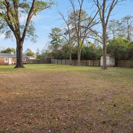 3 Queen Beds, 2 Min to Fairgrounds, Fenced Yard