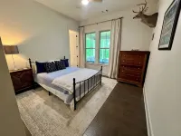 Private resort-style pool. Spacious new house 16 min to Jordan-Hare stadium.