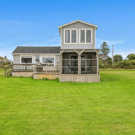 Seashell by the Seashore: Cozy 1BR Cottage Steps from Private Sandy Beach