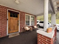 Charming 2-bedroom trail house in Bramwell, WV - 3-Star