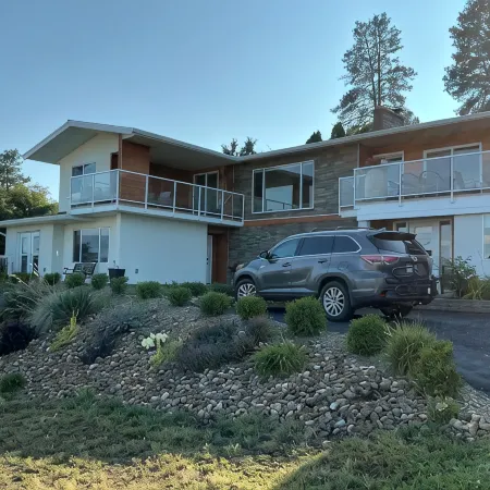 THE LAKEVIEW LOOKOUT, 1 Bedroom - Sleeps 2- walking distance to Lake & Wineries.