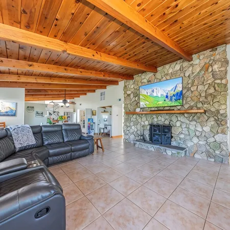 Family friendly 4-bedroom house in Oakhurst with 2 King Bedrooms, WIFI and HVAC.