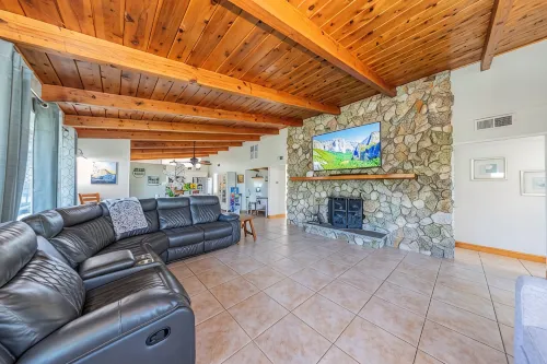 Family friendly 4-bedroom house in Oakhurst with 2 King Bedrooms, WIFI and HVAC. - 4つ星