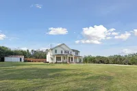 Luxury Villa with Huge Kitchen/ Hot Tub/ Barrel Sauna - Boutique