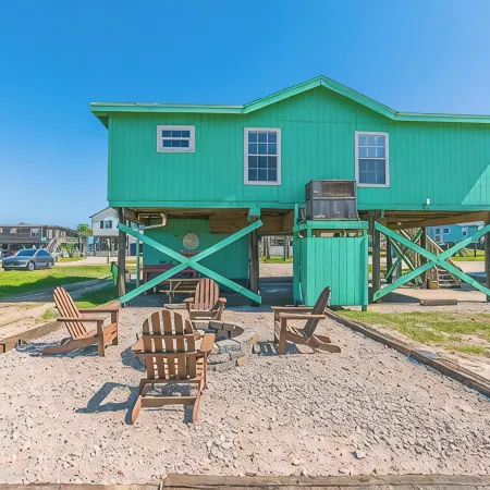 Charming updated Surfside home with firepit - only 2 min walk to the beach!