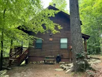 Cozy 2-bedroom cabin in awesome Blairsville with ac and wifi.