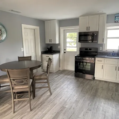 THE BEACH IS CALLING !!  2-bedroom house in Venice with AC, WiFi.