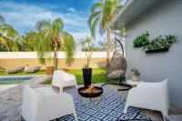 10 Min to Beach, Peloton, Game Room, King Bed - Private Pool