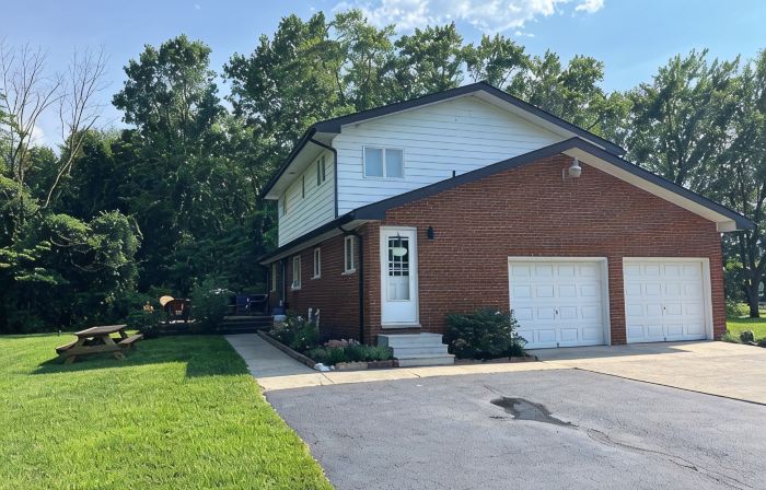 Private 4 bedroom home in Bridgman offers a cozy retreat & best of  town life.