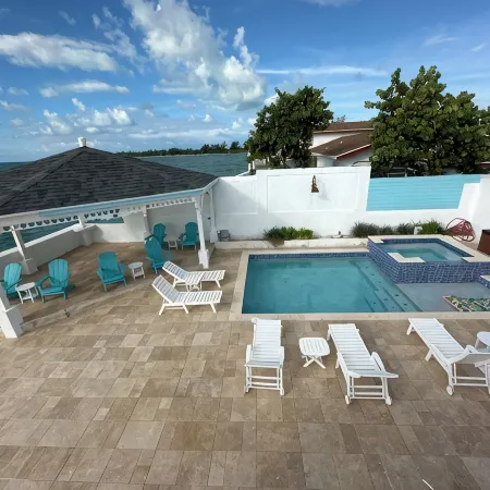 Unbelievable Ocean Front Property & Spacious 6-Bedroom House in Beautiful Nassau