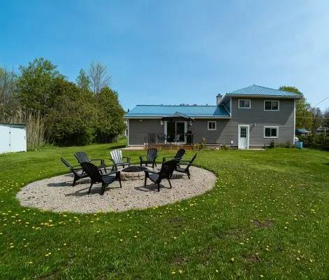 Private PEC Retreat w Games Room - Country Houses