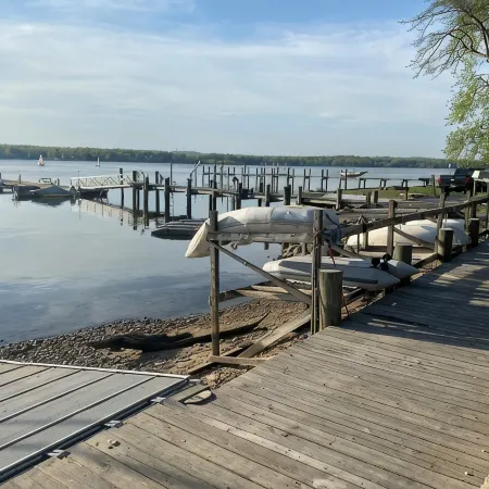 Charming 2-bedroom water oriented cottage with water access