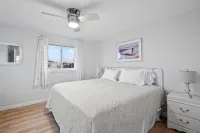 Charming, updated 2-bedroom home, 5 min walk to beach, pets ok, onsite parking! - Holiday bungalows