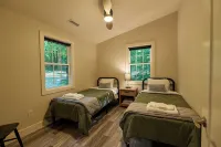 Valley Overlook - Cozy 2BR Cabin near Blossom Music Center -Peninsula, Ohio