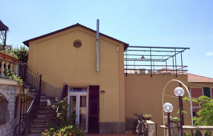 villa surrounded by greenery a few steps from the sea with terrace and garden