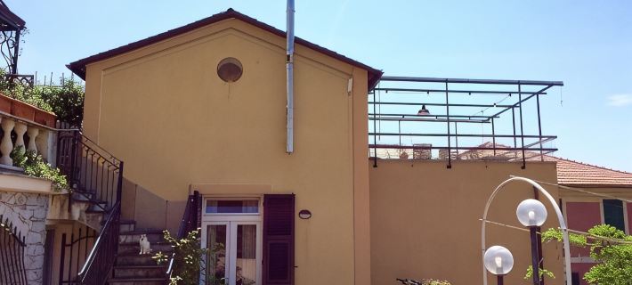 villa surrounded by greenery a few steps from the sea with terrace and garden 基亞瓦里酒店