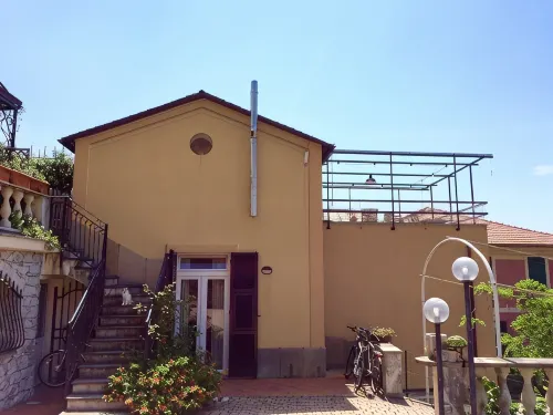 villa surrounded by greenery a few steps from the sea with terrace and garden - 陽台