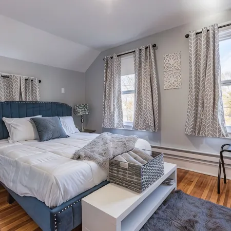 Modern ~ 3 Bedroom House ~ Sleeps 8 ~ 11 mins to Hartford