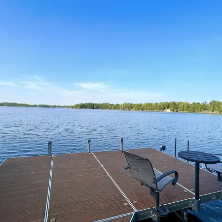 Beautiful 5 Bdrm Lakefront Log Cabin - under 1hr from Mpls!