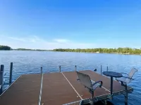 Beautiful 5 Bdrm Lakefront Log Cabin - under 1hr from Mpls! - Chalets