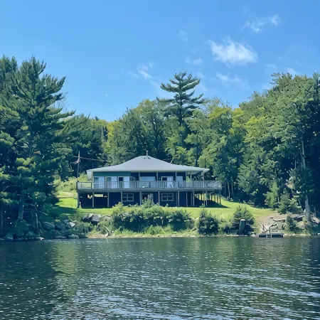 Blue Lodge with cozy winter garden and direct lake access