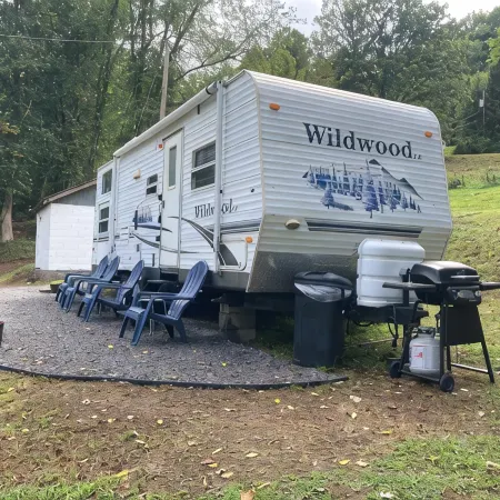 Cozy RV, New River and hiking trails nearby. Peaceful and quiet deer visits freq