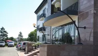 Venetsiya Hotel - parking
