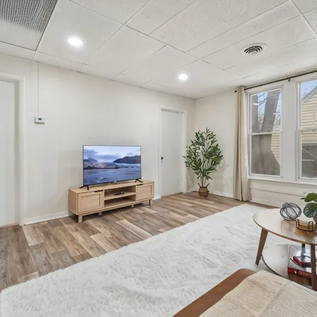 The Cozy Emerald Stay 5 Minutes to Downtown