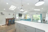 Private Waterfront Home Nestled In A Quiet Section Of Lake Hopatcong - 부티크