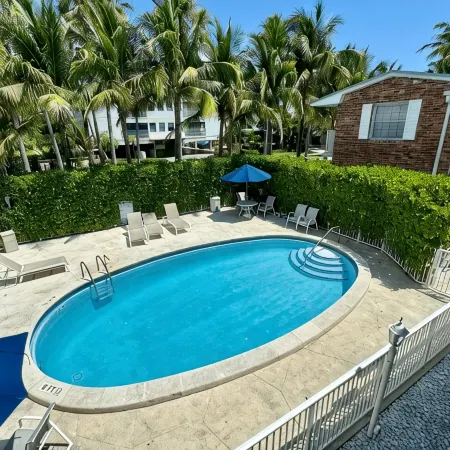 Charming Cozy Apt - Walk to Beach - Pool - Key Biscayne