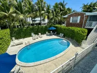 Charming Cozy Apt - Walk to Beach - Pool - Key Biscayne