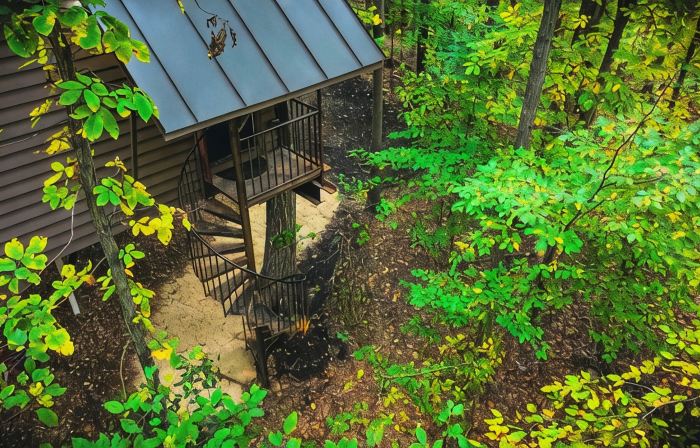 Magical Treehouse in Woods, Close many Wineries & Breweries, Pet Friendly!