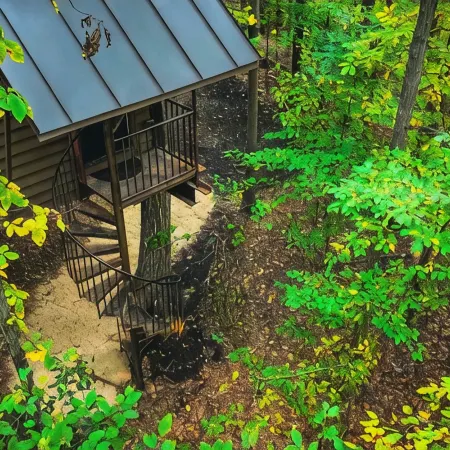 Magical Treehouse in Woods, Close many Wineries & Breweries, Pet Friendly!