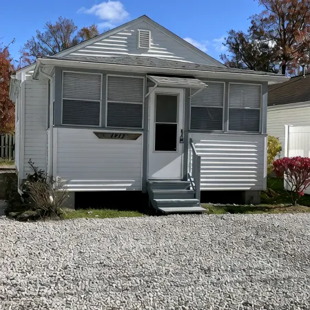 Cute, clean, cozy and pet friendly cottage that is 10 minute walk to the strip.