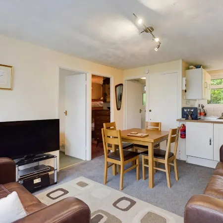 Two Bedroom Chalet, in Penstowe Park Near Bude Cornwall close to Beaches. Отели в г. Бьюд