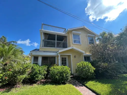 Florida Beachfront Bliss just steps from the Sand - 3 stjerner