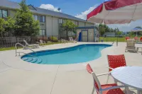 Quality Inn Austintown-Youngstown West - Swimmingpools
