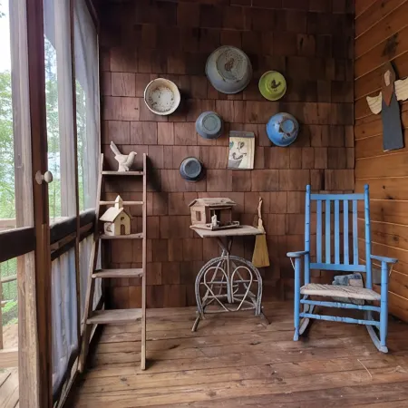 Cozy Pet Friendly Mountain Log Cabin in the Smokies with Deck and fire pit.