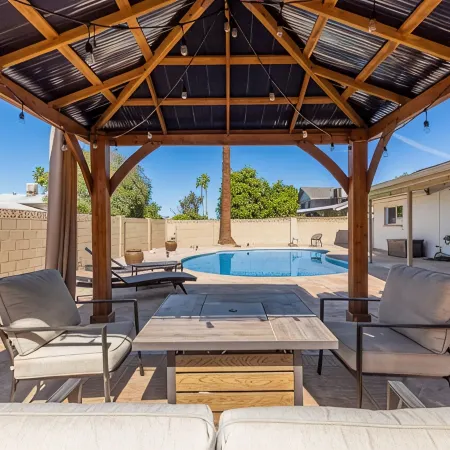 4b Tempe Beautiful backyard pool & firepit